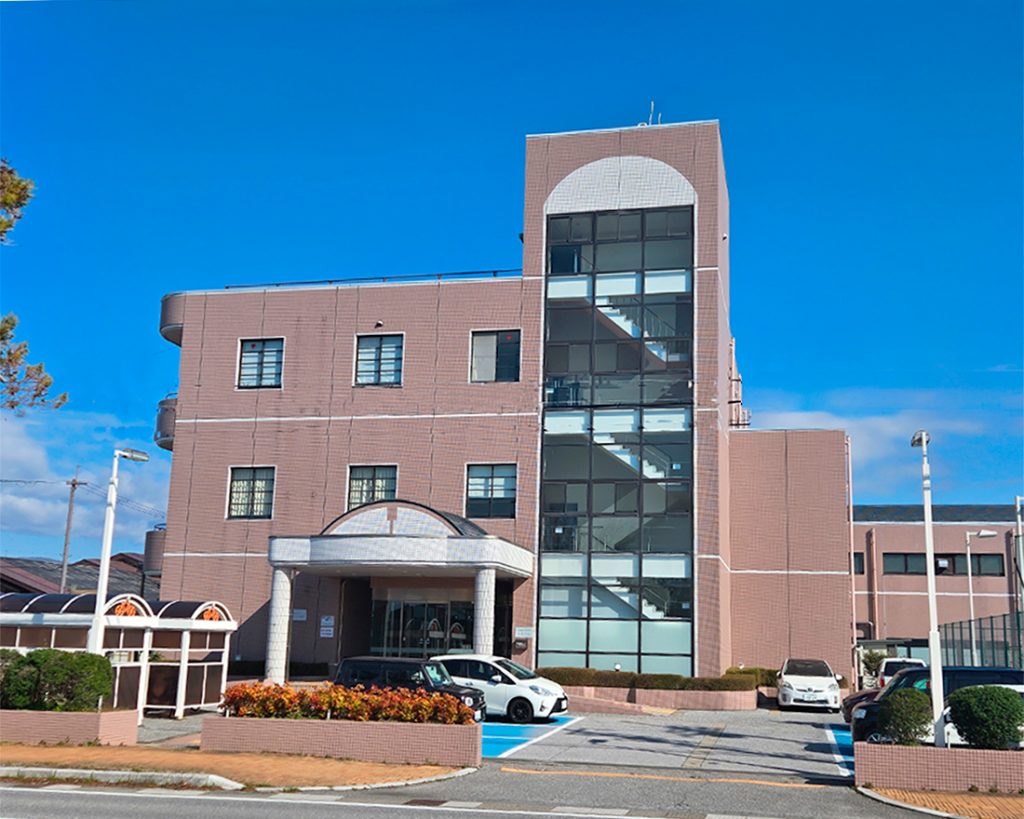 金城・平田学区担当の地域包括支援センターふるさとは、近江ふるさと会館内にあります。これは近江ふるさと会館の外観写真です。